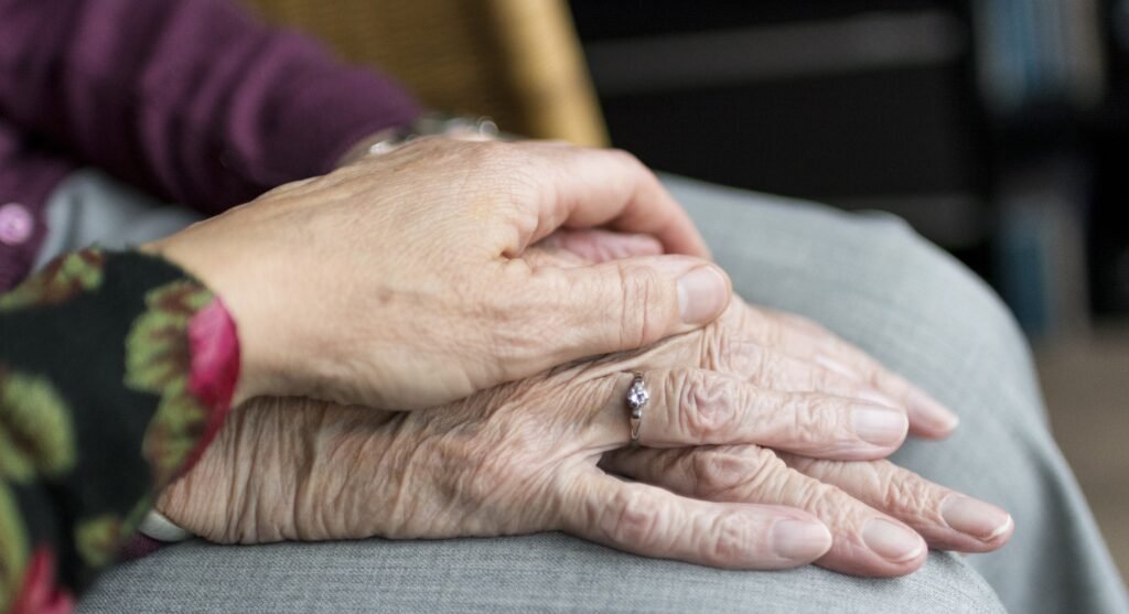 Pais com Alzheimer: como cuidar sem se sobrecarregar